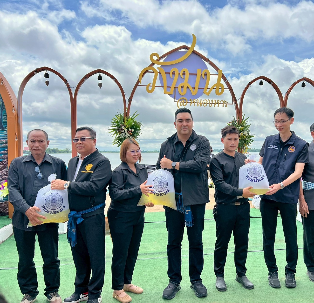 title - รองเลขาธิการ ส.ป.ก.ร่วมงาน ‘ประมงร่วมอาสาพาปลากลับบ้าน’ ประจำปี 2569 พร้อมลงพื้นที่กลุ่มปลูกหม่อนเลี้ยงไหมอุตสาหกรรม บ้านด่านตึง จ.สกลนคร